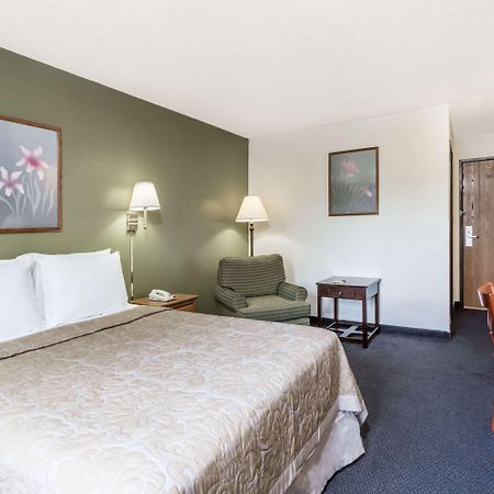 Hotel Super 8 By Wyndham Hampton Esterno foto