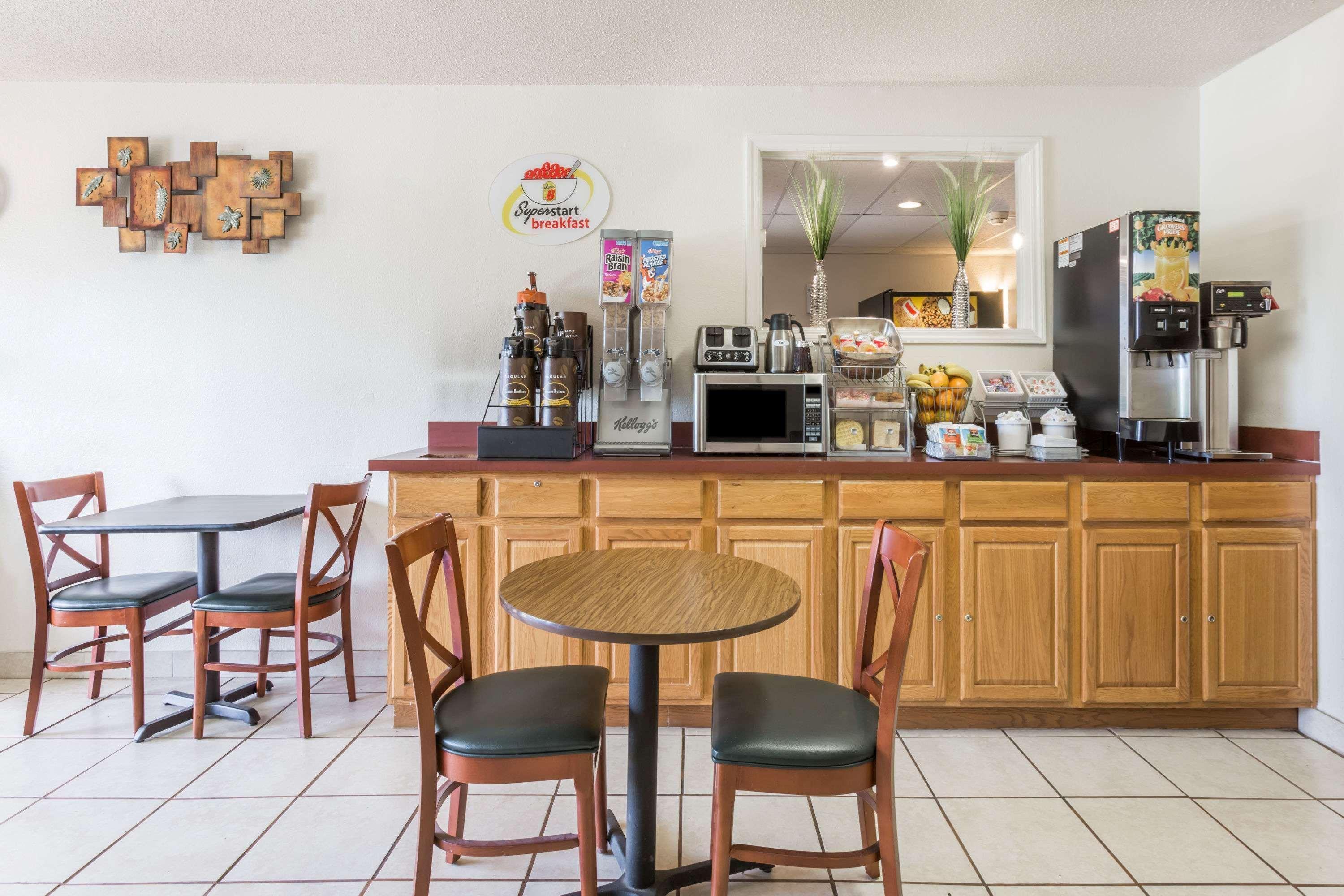 Hotel Super 8 By Wyndham Hampton Esterno foto