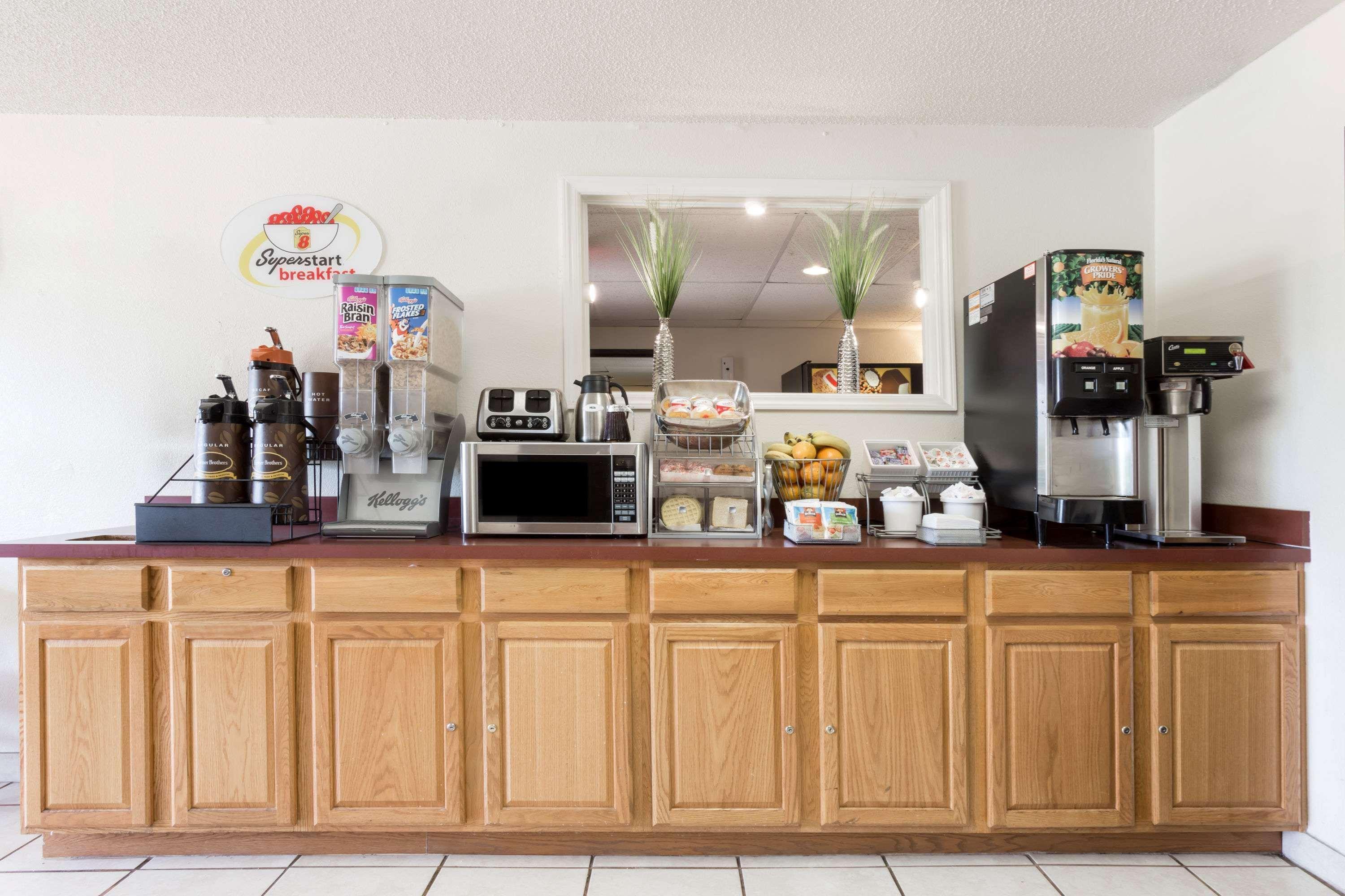 Hotel Super 8 By Wyndham Hampton Esterno foto