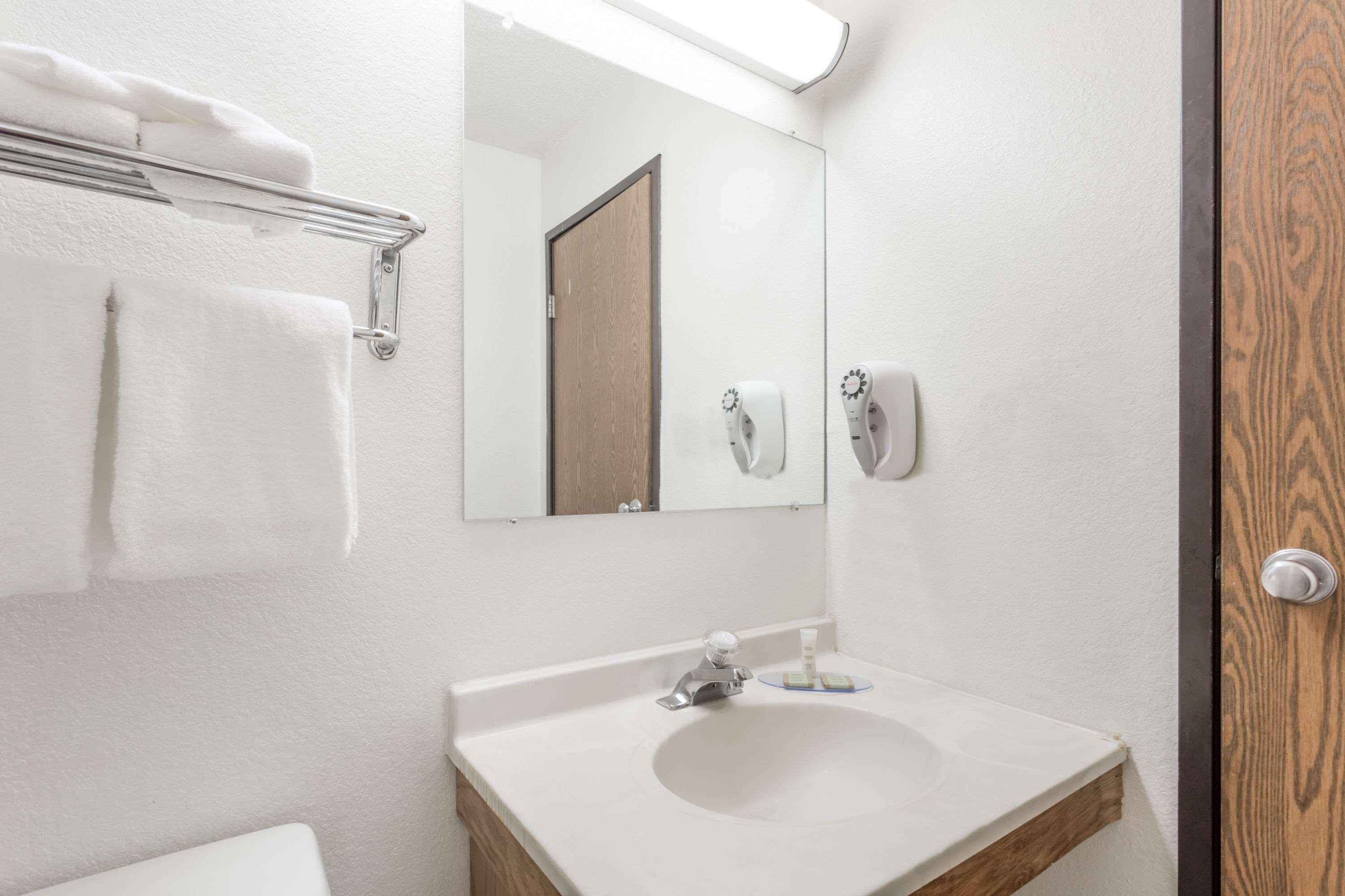 Hotel Super 8 By Wyndham Hampton Esterno foto